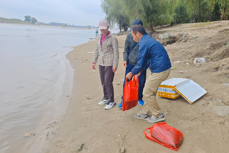 极乐殡葬网践行社会责任:放生护生,助力辽河湿地生物多样性保护 极乐殡葬网践行社会责任.jpg