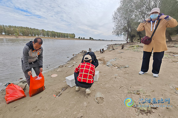 寒露时节，沈阳墓地网在辽河开展放生活动，以此功德回向给有缘的一切众生！