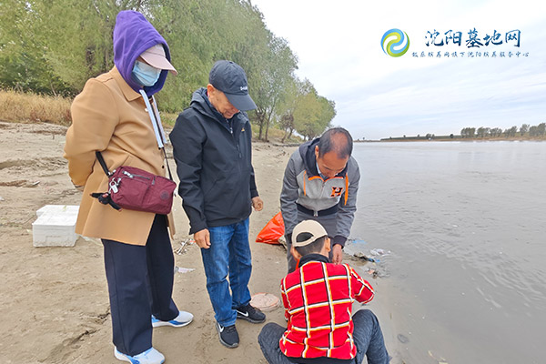 寒露时节，沈阳墓地网在辽河开展放生活动，以此功德回向给有缘的一切众生！